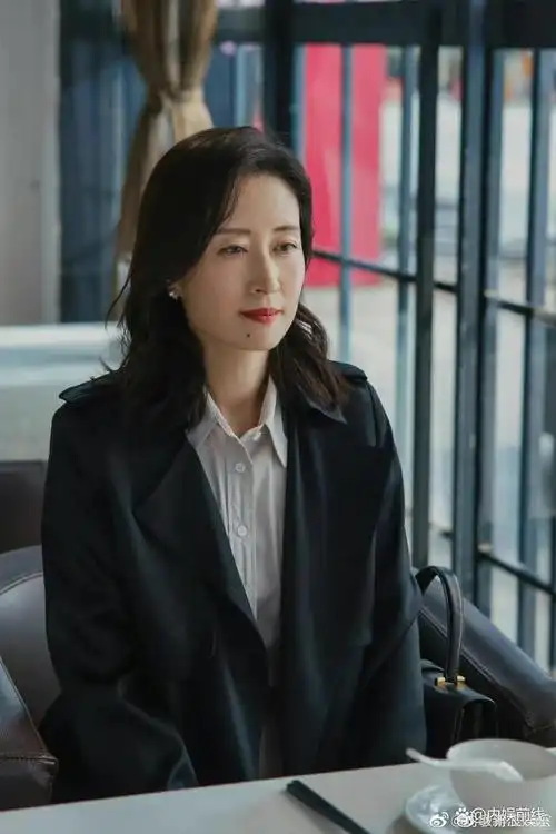 刘敏涛和男子车内接吻