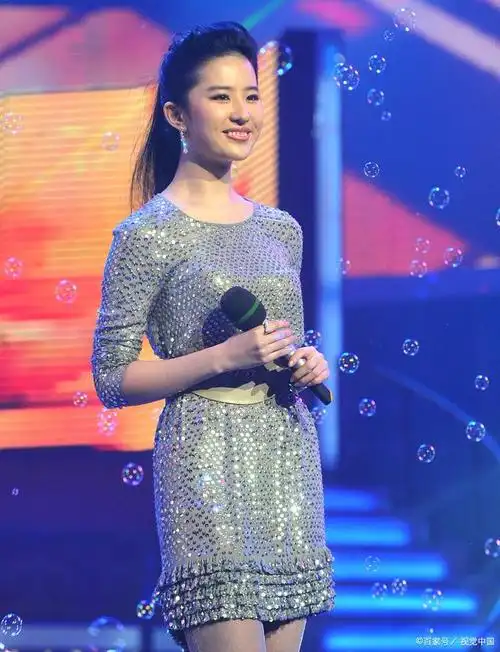 刘亦菲早期唱跳全能造型,展现无比可爱魅力