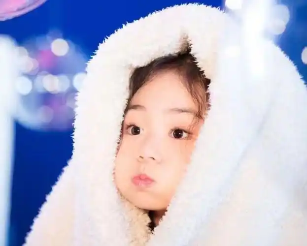 lucky6岁生日写真释出长成翻版戚薇靠颜能在星二代中称霸