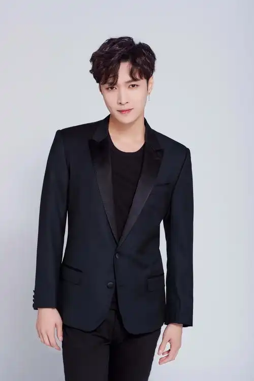 张艺兴领队带新人练习生上《快本大本营》