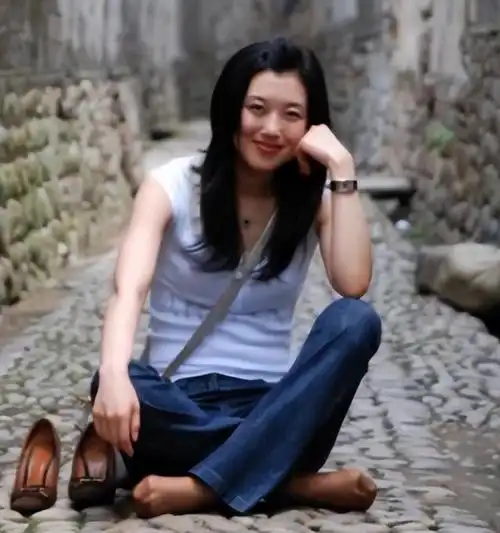 央视美女主持人李红,嫁入豪门是谣言,如今她的生活是怎样的?