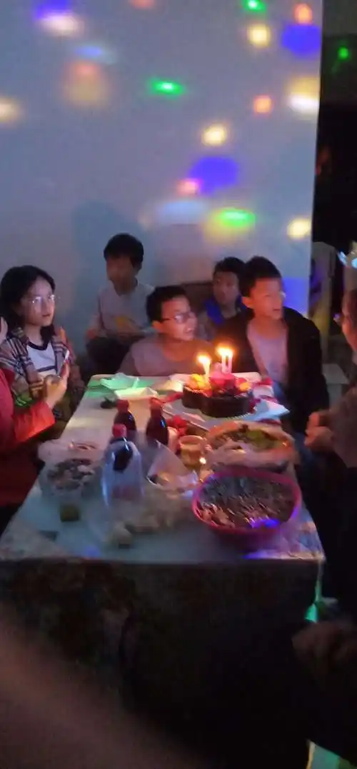 今天晚上是一个开心难忘的夜晚,我们一起陪爹爹过生日,唱生日歌`切