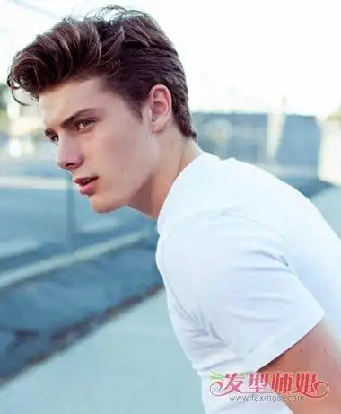 男生鬓角后梳短发发型