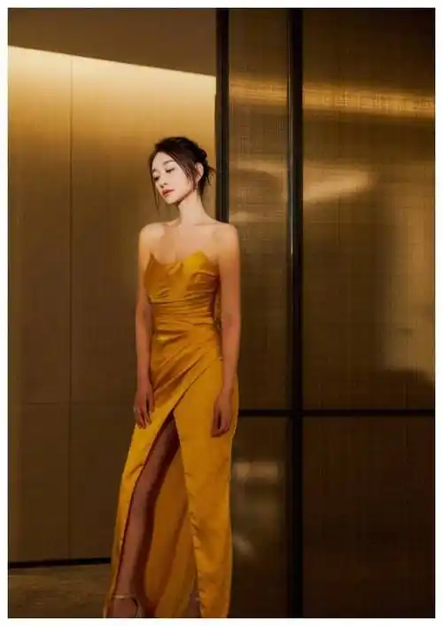 黄色抹胸裙让李小冉惊艳,性感魅力尽显,太迷人了!_身材_才华_内心