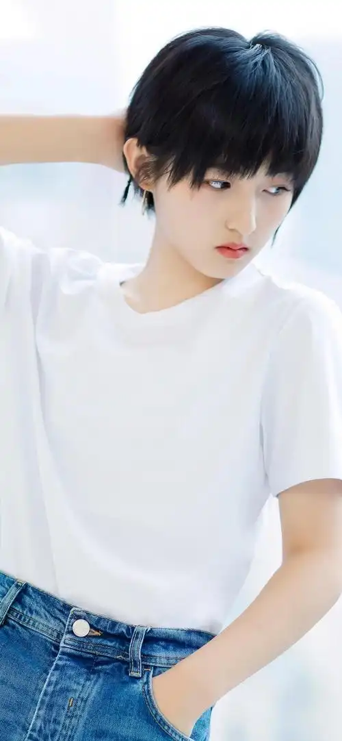 张子枫短发清新白色系高清手机壁纸