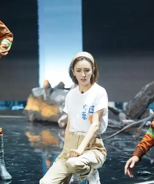 佟丽娅综艺节目新造型,身穿灰色修身款连衣裙,满满的御姐气息