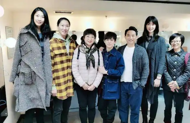 黄磊的身高在普通人中就已经不算矮了,但仍然比惠若琪矮一头,而袁心玥