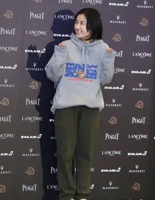 金马奖酒会后,张子枫现身夜市,彭昱畅化身暖心小哥哥!_年龄_网友_关系