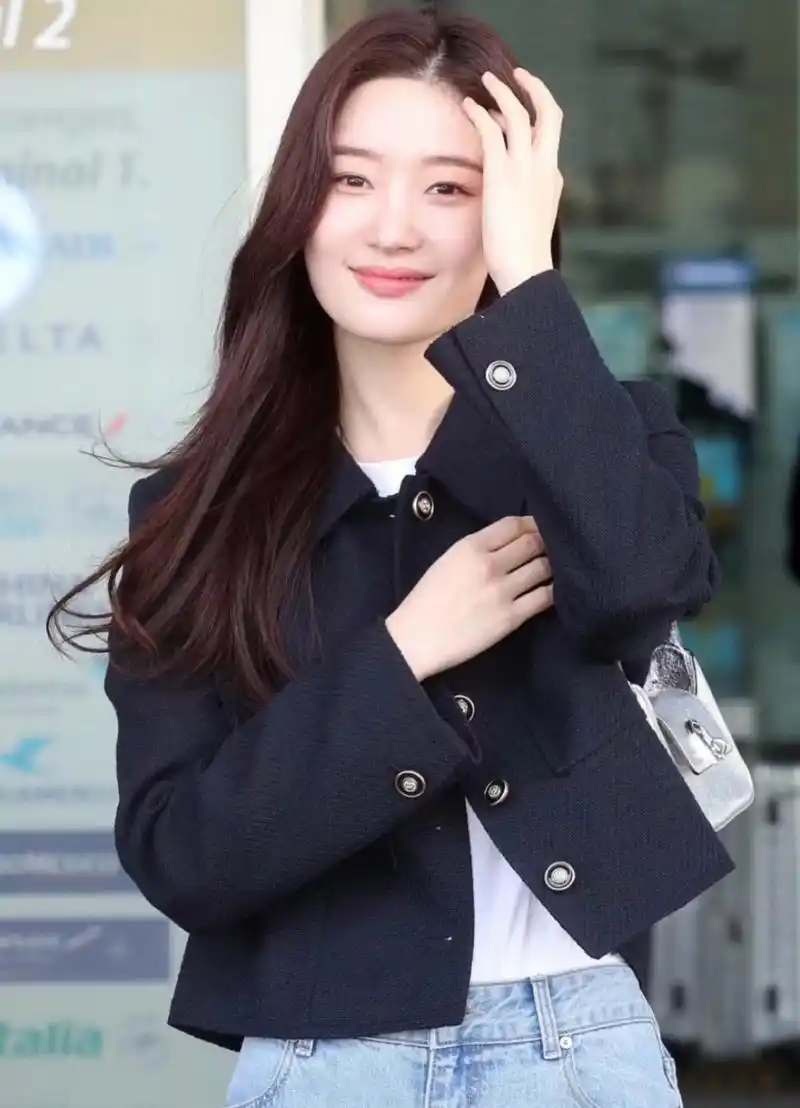 黑色外套 浅蓝牛仔裤,温柔有气质,初秋氛围感穿搭有了.