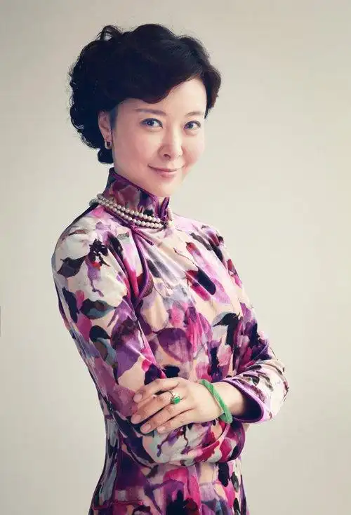 首页 玩发型 卷头发 老上海夜总会女生卷发打造 旗袍搭配卷烫头发无