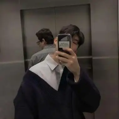 男头像自拍用苹果手机高清帅气男生手机对着镜子拍照头像图片