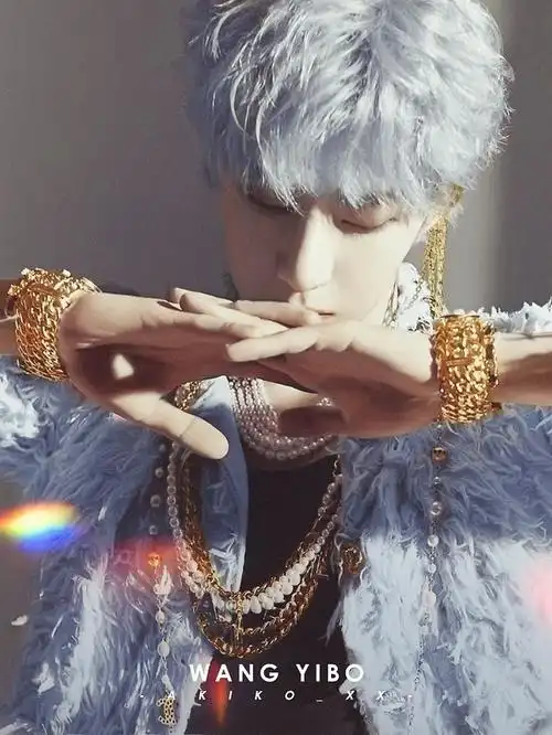 九组水印去了看了王一博的银发撕漫图我去了广场粉丝好有才真滴这造型