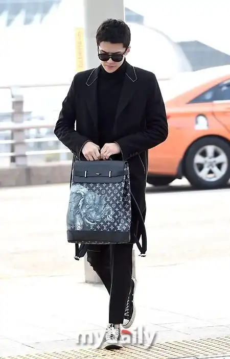 组图:吴世勋亮相巴黎时装周 简约look狙击女心