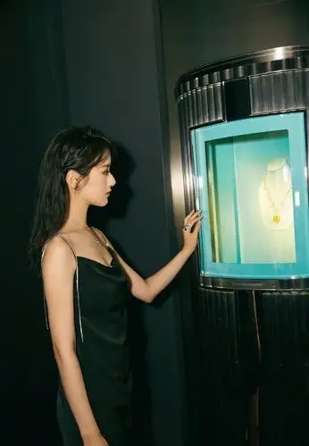 袁冰妍黑色吊带短裙性感图片47