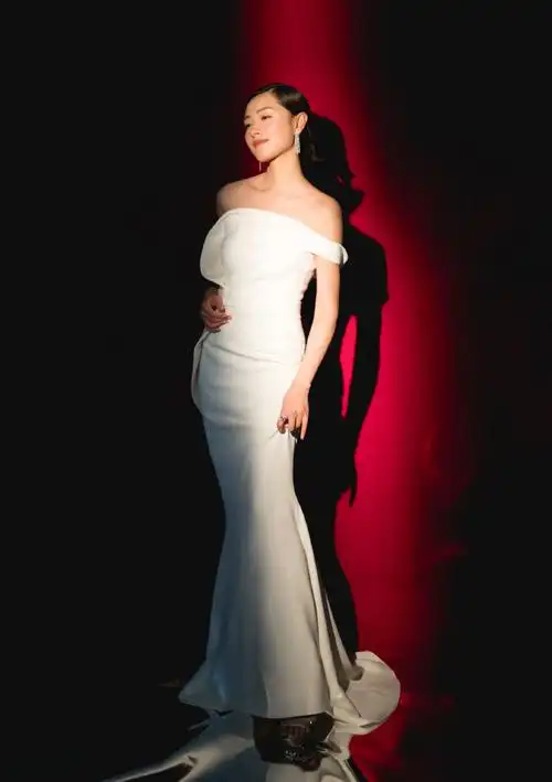 同穿流苏裙,90后金晨性感大气,辣妈万茜却是清新减龄