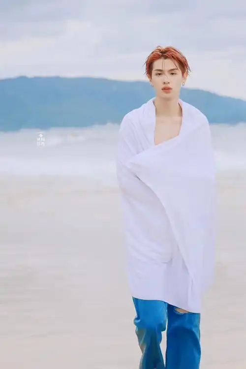 黄明昊海边浴巾写真