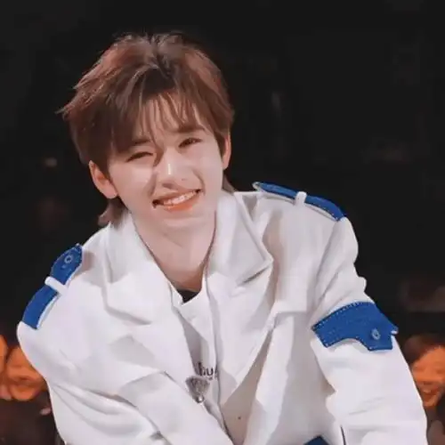 笑得好开心,是听到小海螺90的表白了吗?|宋亚轩_新浪新闻