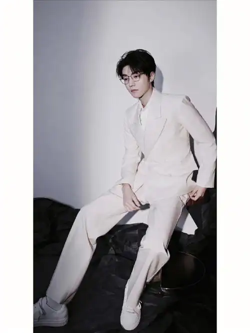 王俊凯能不能不要戴眼镜