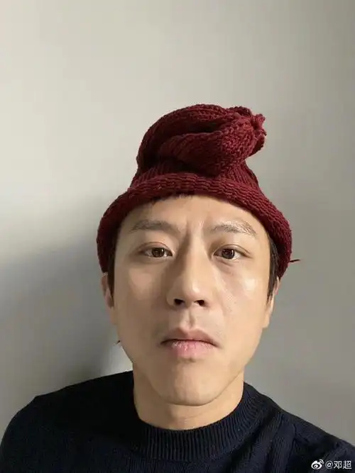 邓超晒孙俪亲手织的帽子受宠若惊晒九宫格帅照怎么戴都戴不好