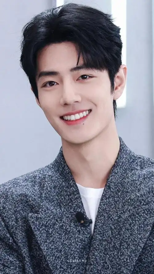 放饭了肖战笑出小括号真的又帅又甜他咋那么会笑