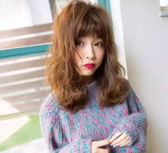 2018流行秋天烫头发可以散下来了快去做发型吧