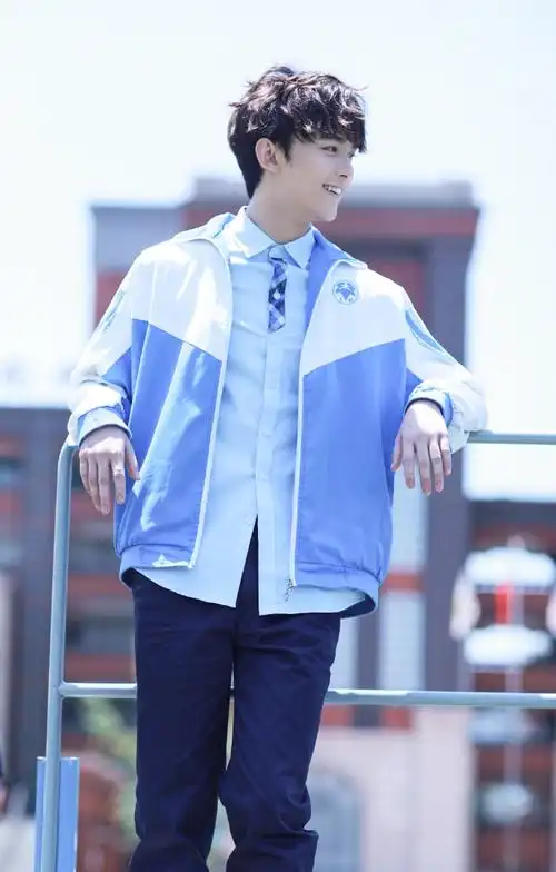 吴磊清新校服毕业典礼图片