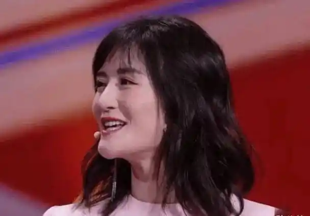 谢娜14岁照片曝光,有没有整容一看便知,原来小时候的她这么美_下巴