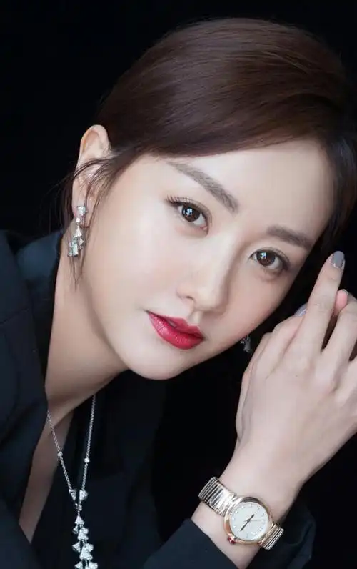 杨蓉时尚靓丽写真,这颜值春风十里,都不如你的美