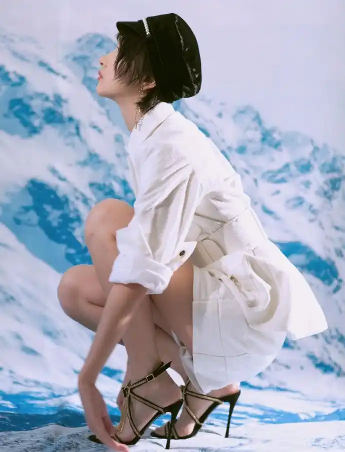 周冬雨白衣黑帽精致干练 蹲地秀迷人美腿