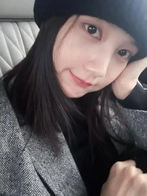 李一桐素颜营业图##李一桐下次发自拍是四年后