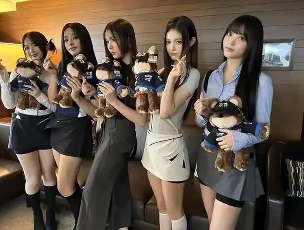 女团跪地与faker等人合影,点燃电竞圈饭圈大战:凭什么给丑男跪|韩国