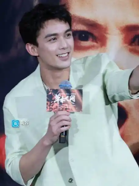 首映#吴磊的两位北电老师也来到了现场其中一位还是蒋勤勤的同班同学