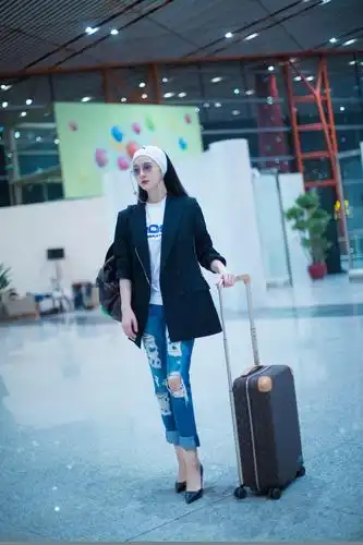 范冰冰携新片《355》启程戛纳 西装牛仔裤飒爽现身机场