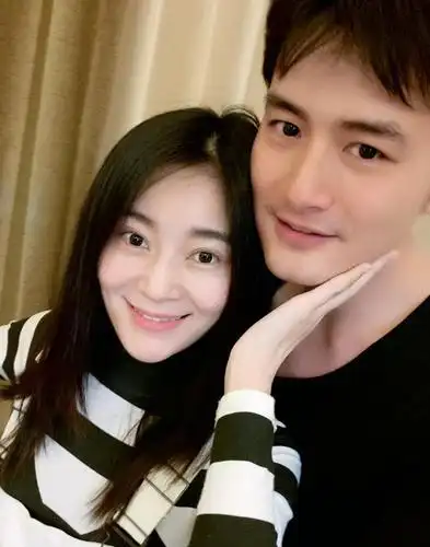 少女一般,看不出来已经生过孩子了,而王媛可的老公也是大家比较熟悉的