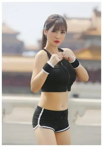 柳岩就身穿健身服展现出一种绝美的视觉冲击力