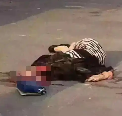 过马路玩手机纯粹找死 姑娘头部遭泥头车碾压