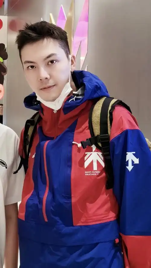 陈伟霆超话#陈伟霆代言迪桑特#我饱总算有新衣服穿啦～好一个漂亮帅气