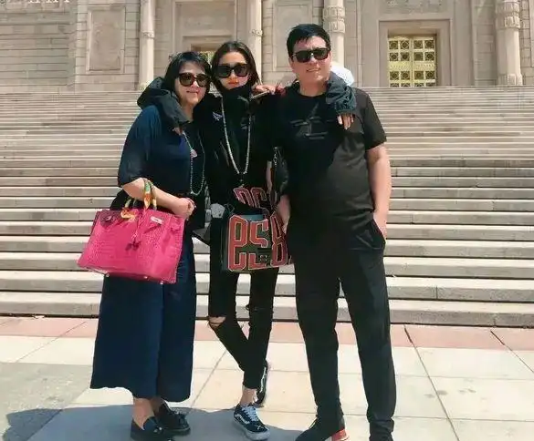 关晓彤和父母甜蜜出游一家三口同框合影拍照画面温馨又幸福