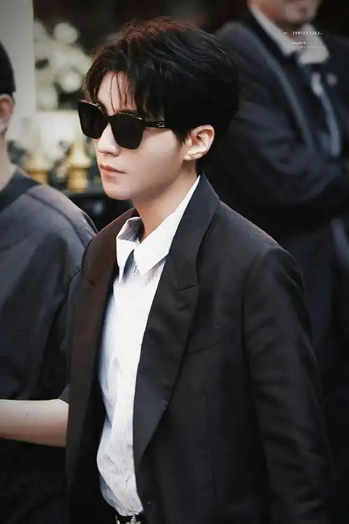 王俊凯黑色摩登西装