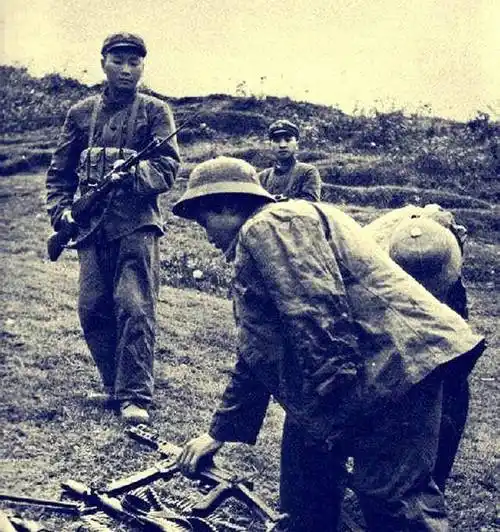 投降的越军士兵在缴枪1979年的对越自卫反击战,解放军是进攻的一方
