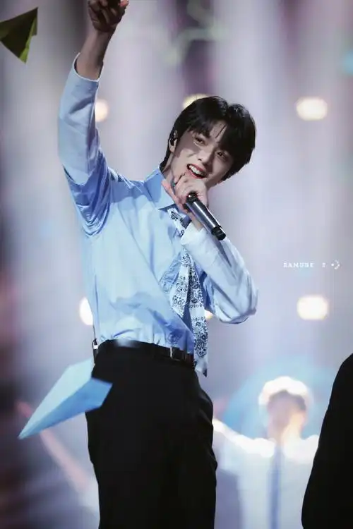 刘耀文东方卫视跨年晚会##刘耀文理想之途舞台直拍