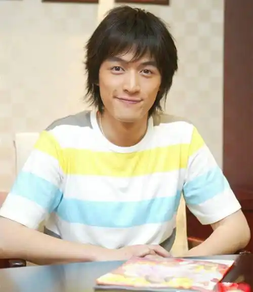 胡歌23岁青涩照曝光那时的他实在没有一点明星样