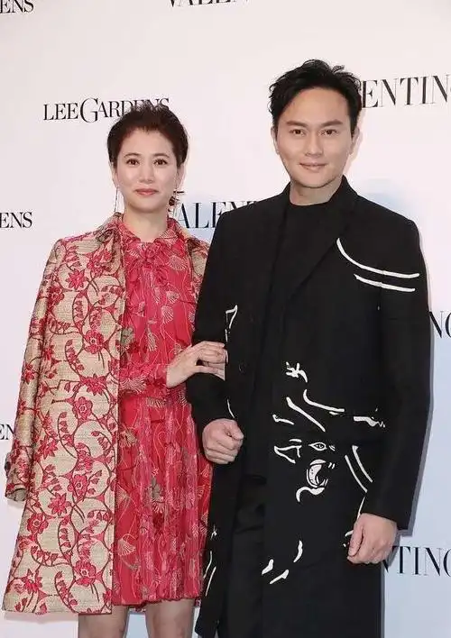 袁咏仪携老公亮相,48岁浓妆难掩老态,发福之后比老公还胖一圈