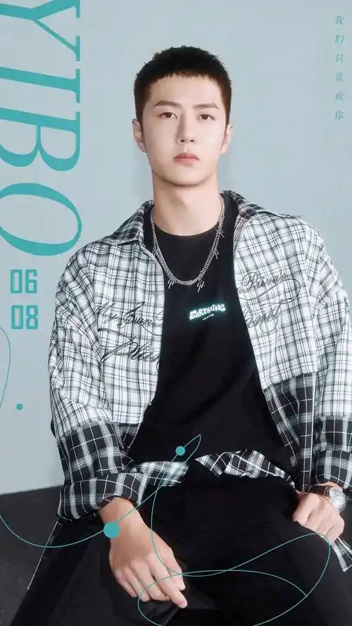 王一博最新写真集,铆钉水洗牛仔衣配黑色衬衫,胸口别朵大红花_酷帅