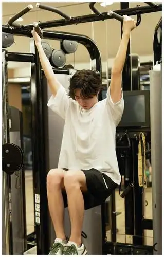 王俊凯终于开始健身啦身穿短裤举铁腿部的肌肉线条我慕了