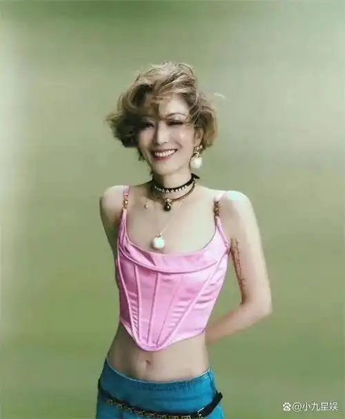 郑秀文参加黎姿活动的照片,看着年轻皮肤紧致状态很好,好像吃了防腐剂