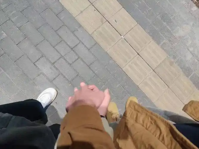 第一次牵手照我记得我和我男朋友刚在一起的时候,一天24小时.