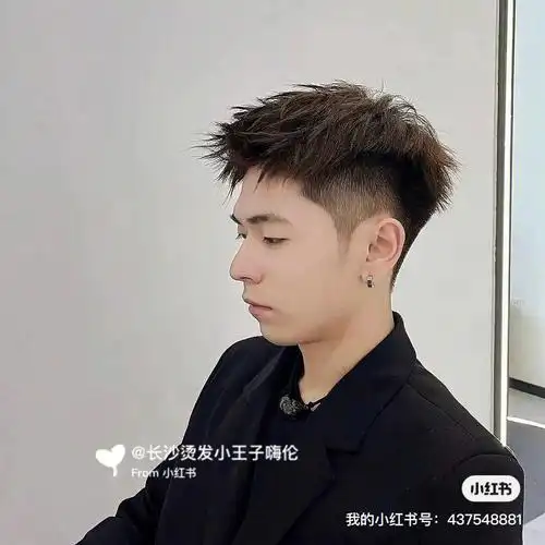 清爽干净阳光帅气的的短发风格,打理方便造型简单,发根蓬松卷度自然