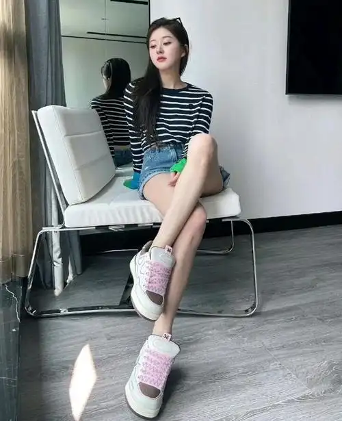 赵露思,1998年11月9日出生于四川省成都市.