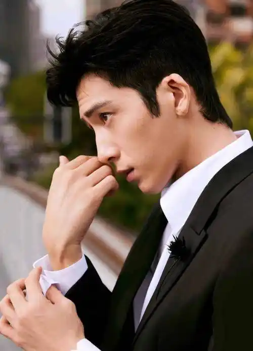 井柏然西装白衬衫天台写真释出 黑白look出镜帅气有型_井柏然_look